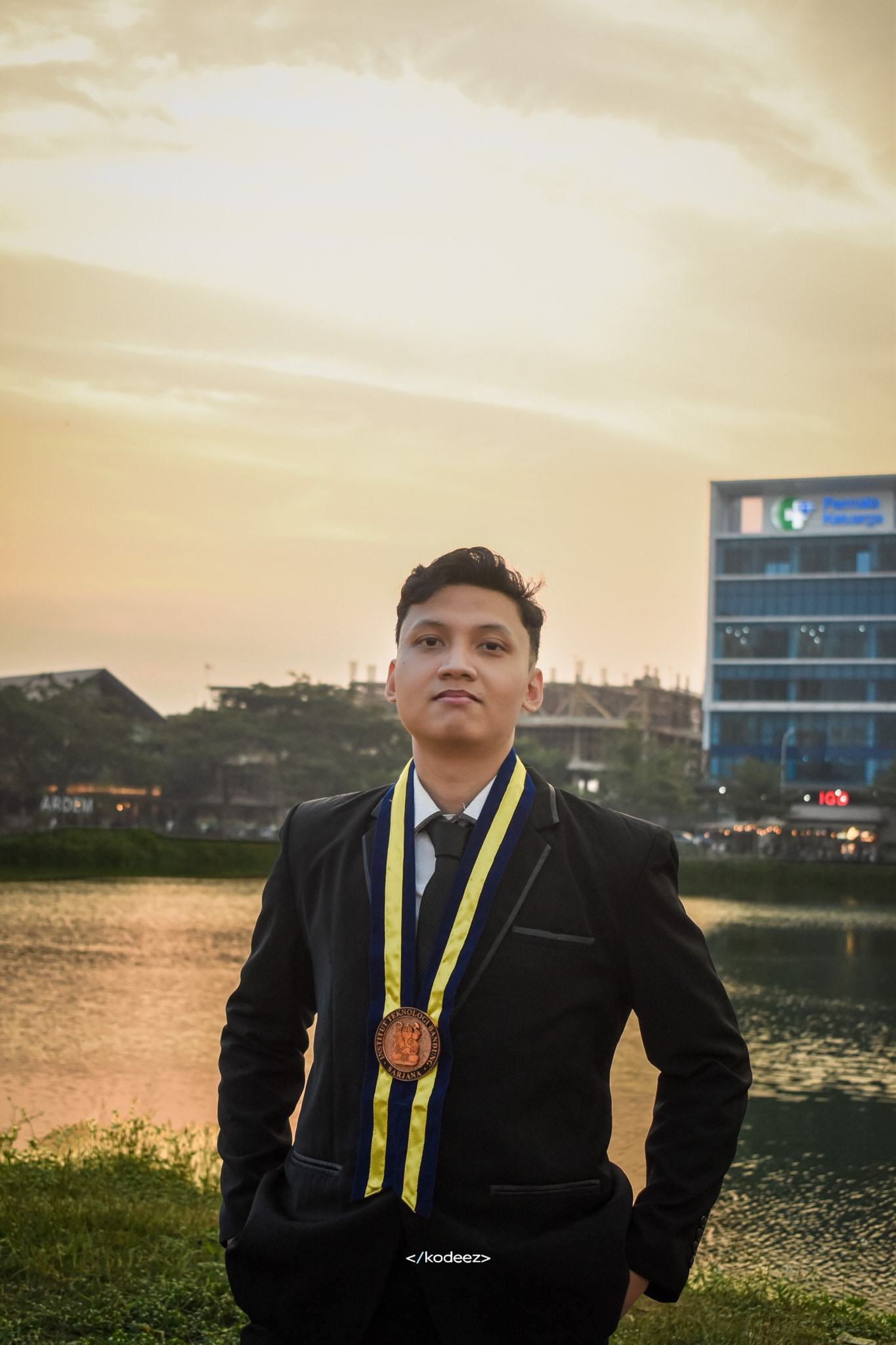 Sesi Kelulusan & Pose Kebersamaan Kampus